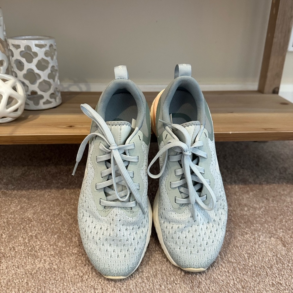 Nike Women's Odyssey React Sneakers Gray and Pink - Picture 2 of 9